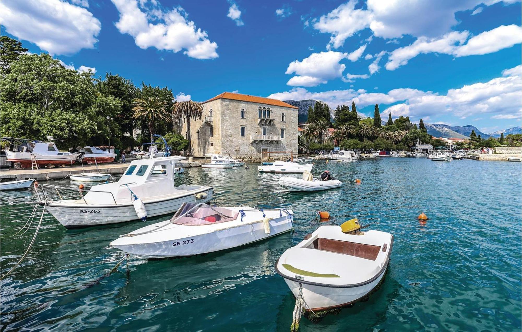 Lovely Apartment In Kastel Luksic With Kitchen Kaštela Exterior foto